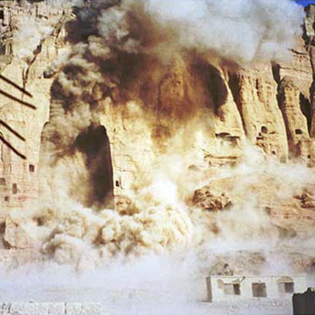Az afganisztáni Bamyan Buddha szobrok talibánok általi felrobbantása, 2001. március 21-én, mintegy kései bosszúként az ezer évvel korábban a helyszínen létező indiai kultúra ellen. / Forrás: vocativ.com